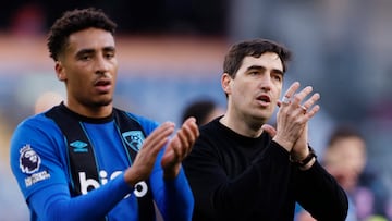 Soccer Football - Premier League - Burnley v AFC Bournemouth - Turf Moor, Burnley, Britain - March 14, 2026 AFC Bournemouth manager Andoni Iraola and James Hill applaud fans after the match Action Images via Reuters/Jason Cairnduff EDITORIAL USE ONLY. NO USE WITH UNAUTHORIZED AUDIO, VIDEO, DATA, FIXTURE LISTS, CLUB/LEAGUE LOGOS OR 'LIVE' SERVICES. ONLINE IN-MATCH USE LIMITED TO 120 IMAGES, NO VIDEO EMULATION. NO USE IN BETTING, GAMES OR SINGLE CLUB/LEAGUE/PLAYER PUBLICATIONS. PLEASE CONTACT YOUR ACCOUNT REPRESENTATIVE FOR FURTHER DETAILS..