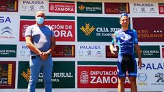 &Aacute;lex Ruiz posa en el podio como ganador de la segunda etapa de la Vuelta a Zamora.