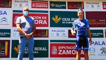 Álex Ruiz posa en el podio como ganador de la segunda etapa de la Vuelta a Zamora.