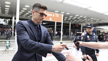 Robert Lewandowski firmando aut¨®grafos a su llegada a Barajas.