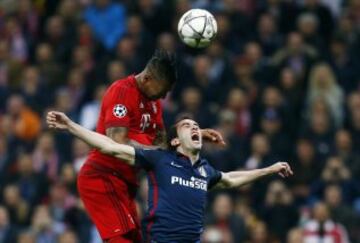 Godín and Boateng contest an aerial ball.