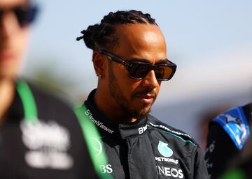 Lewis Hamilton, ya con el mono enfundado, se prepara para realizar los primeros test.