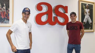 08/10/18 TRIATLON DIARIO AS VISITA DE LOS TRIATLETAS MARIO MOLA Y FERNANDO ALARZA A LA REDACCION DEL DIARIO AS