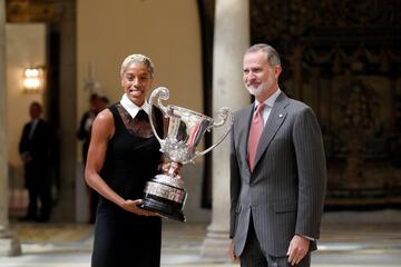 Trofeo Comunidad Iberoamericana: Felipe VI entrega a Yulimar Rojas, atleta venezolana campeona olímpica en 2021 en triple salto. Este galardón premia la deportista iberoamericana que más haya destacado durante el año en sus actividades deportivas internacionales.