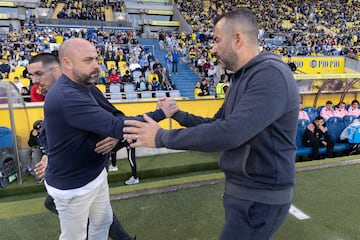 Manolo González y Diego Martínez se saludan.
