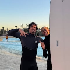 Lamine Yamal aprende a surfear con el tricampeón mundial Gabriel Medina