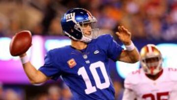 Eli Manning lanza un bal&oacute;n ante los 49ers de San Francisco.