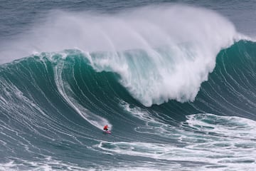 La brasileña nacida en Río de Janeiro, Maya Gabeira, defendió con éxito su título en Nazaré.