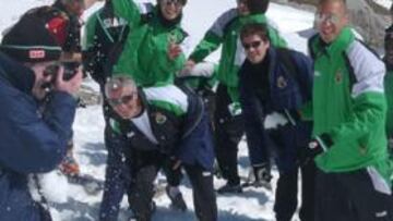 <b>A TOPE. </b>Con las fuerzas intactas todavía, jugadores y técnicos empezaron la guerra de bolas de nieve sobre Enrique Palacio, del gabinete de prensa racinguista.