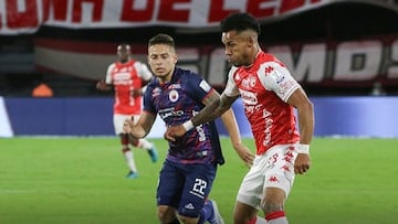 Acción de juego del partido entre Independiente Santa Fe y Pasto.