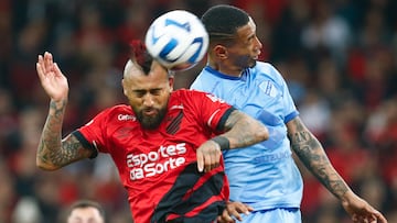 AMDEP7848. CURITIBA (BRASIL), 08/08/2023.- Arturo Vidal (i) de Paranaenese disputa un balón con Jairo Quinteros de Bolívar hoy, en un partido de los octavos de final de la Copa Libertadores entre Athletico Paranaenese y Bolívar en el estadio Arena da Baixada en Curitiba (Brasil). EFE/ Hedeson Alves