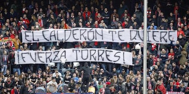 Torres reapareció y el Calderón coreó su nombre