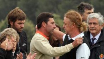 <b>ABRAZO. </b>En la imagen superior se ve a Olazábal y Jiménez, dos grandes amigos de Seve, abrazados. A la derecha, el marcador con 'Seve Forever'. Abajo, el minuto de silencio.