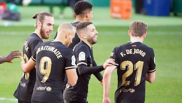 Barcelona players congratulate Barcelona&#039;s Dutch midfielder Frenkie De Jong for his goal during the Spanish league football match between Elche CF and FC Barcelona at the Martinez Valero stadium in Elche on January 24, 2021. (Photo by JOSE JORDAN / A