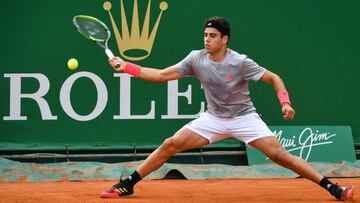 Jaume Munar devuelve una bola ante Borna Coris durante su partido en el Masters 1.000 de Montecarlo 2019.
