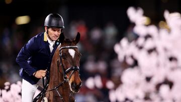 FILE PHOTO: Tokyo 2020 Olympics - Equestrian - Eventing - Jumping Individual - Final - Equestrian Park - Tokyo, Japan - August 2, 2021. Shane Rose of Australia on his horse Virgil competes. REUTERS/Molly Darlington/File Photo