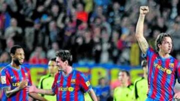 <b>FELICIDAD. </b>Keita, Messi e Ibrahimovic destrozaron al Zaragoza.