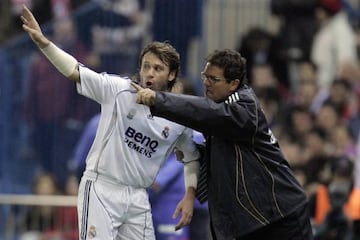 Antonio Cassano recibe instrucciones de Fabio Capello durante el derbi madrile&ntilde;o en el Calder&oacute;n de la temporada 2006-2007.