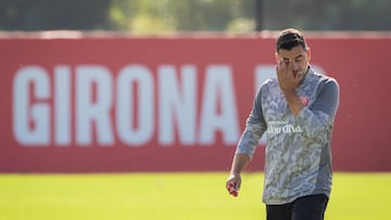 GRAFCAT1440. GIRONA (ESPAÑA), 29/08/2025.-El técnico del Girona FC, Míchel Sánchez durante el entreno que realiza la plantilla rojiblanca para preparar el partido de liga que disputarán mañana ante el Sevilla FC en el Estadi Municipal de Montilivi.EFE/ David Borrat