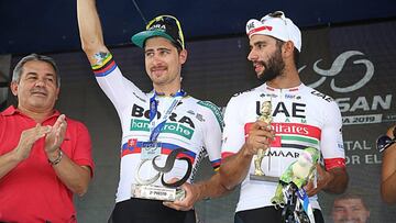 Peter Sagan y Fernando Gaviria posan en el podio de la cuarta etapa de la Vuelta a San Juan, donde falta el colombiano &Aacute;lvero Hodeg, tercero en la etapa.