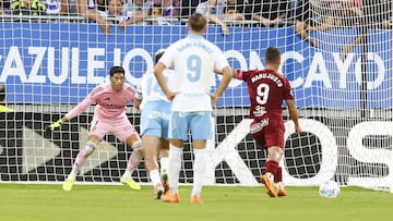 Manu Justo lanza el penalti del primer gol de la Cultural en su goleada al Zaragoza por 0-5.