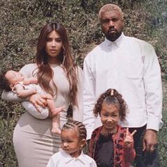 Kim Kardashian llora tras tomar su primera foto familiar