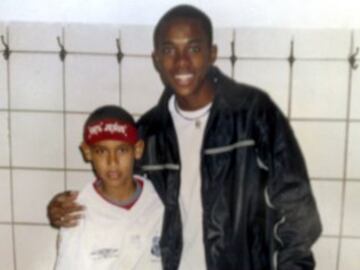 Neymar junto a su ídolo, Robinho. 