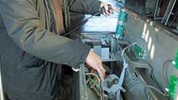 <b>LAS PUERTAS. </b>Cámara comprueba los tornos de acceso y su conexión con el sistema central.