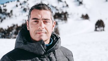 David Ledesma, director de marketing de Grandvalira Resorts y organizador de la parada del Freeride World Tour en Ordino Arcalís (Andorra), mirando a cámara con una chaqueta de invierno y nieve de fondo en la montaña.