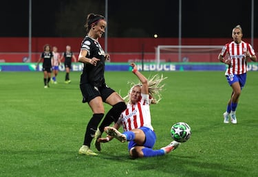 Andrea Medina salio en camilla por los servicios sanitarios y trasladada en ambulancia tras un golpe en la cabeza con la rodilla de Barbara Bonansea.