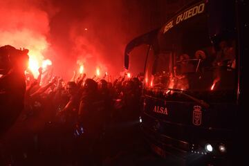 Gran expectación en la llegada del autobús del Real Oviedo al estadio Carlos Tartiere para medirse al Sporting de Gijón en la decimocuarta jornada de la Liga 1|2|3. 