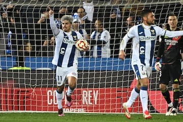 1-2. Juan Cruz celebra el primer gol que anota de penalti en el minuto 38.