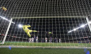 2-1. Messi marcó el segundo gol en un lanzamiento de falta directa.