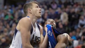 David Lee agarra de la camiseta a Serge Ibaka.