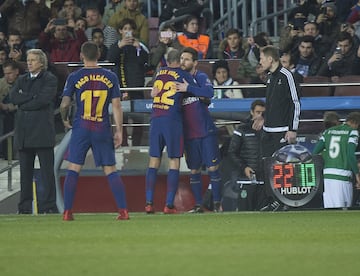 Aleix Vidal fue sustituido por Leo Messi.