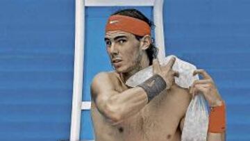 <b>HIELO Y FUEGO. </b>Hielo entre el fuego: así combate Rafa Nadal.