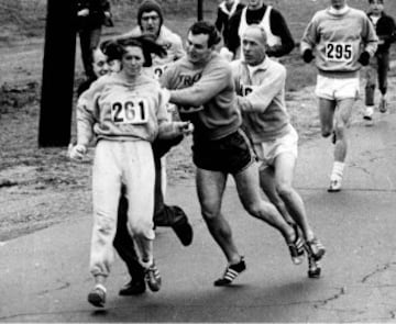 El comisario Jock Semple intentando retirar a Kathrine Switzer.