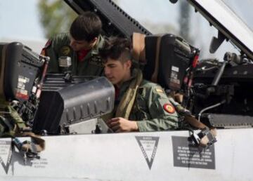 El piloto de Suzuki Maverick Viñales recibe instrucciones antes de volar en un avión de combate F-18 de la Base Aérea de Zaragoza, con el que ha pasado del asfalto del circuito de MotorLand, donde competirá el próximo domingo en MotoGP, al cielo de Aragón. Viñales, cuyo nombre, Maverick, se debe al fervor que sentía su padre, Ángel, por el protagonista de la película "Top Gun" que protagonizaba Tom Cruise, y en el que interpretaba el papel de un piloto de combate, ha logrado hoy hacer realidad otra de sus pasiones al subirse a un caza del ejército español. 