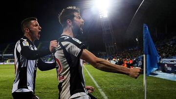 GRAF9329. GETAFE (MADRID), 10/03/2018.- Los defensas del Levante, Jorge Andújar "Coke" (d) y el macedonio Enis Bardhi, celebran el gol convertido por Coke al Getafe durante el partido de esta tarde en el Coliseum Alfonso Pérez, cor