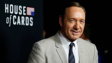 Nuevos testmionios acusan a Kevin Spacey de acosar sexalemnte tambi&eacute;n durante los rodajes de House of Cards.