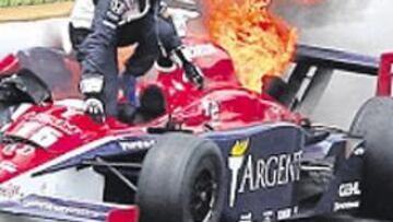 <b>FUEGO. </b>Buddy Rice, se retira, con el coche en llamas cuando era líder.