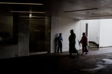 La llegada casi oculta de otro de los luchadores de Sumo al lugar de combate. Esta vez sin fans, ni espectadores para respetar su concentración previa.