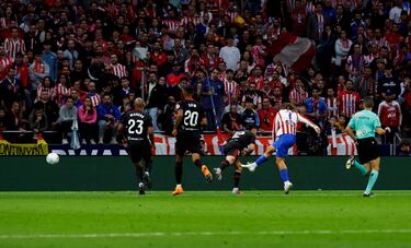 Griezmann marca el 3-0 al Sevilla. 