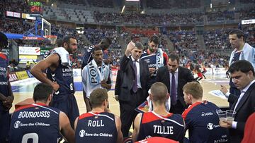 Velimir Perasovic da instrucciones a los jugadores del Baskonia.