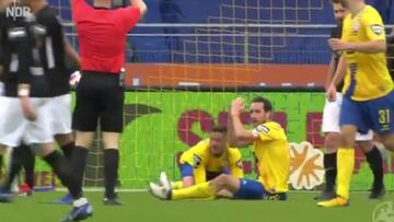 Si usted tiene un mal día vea lo que le pasó a este jugador y se le pasará: el colmo del gafe