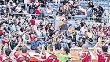 <b>CALOR. </b>Los clubes buscan alicientes para llenar la grada.