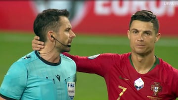 Extraña conducta de Cristiano al no pitarle uno de los penaltis más claros que le han hecho