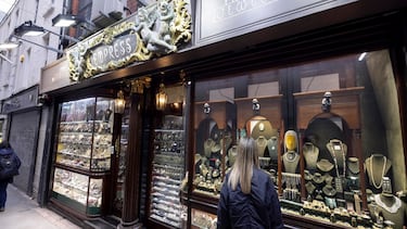 She buys a ring for thousands of dollars from a bankrupt jeweler and realizes the scam: “It was too shiny”