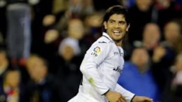 El centrocampista argentino del Valencia Ever Banega celebra su gol ante el Barcelona.