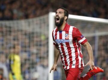 La celebración eufórica de Arda Turan tras marcar el 1-3 definitivo en Stamford Bridge y dar al Atlético la clasificación a la final de Champions League.